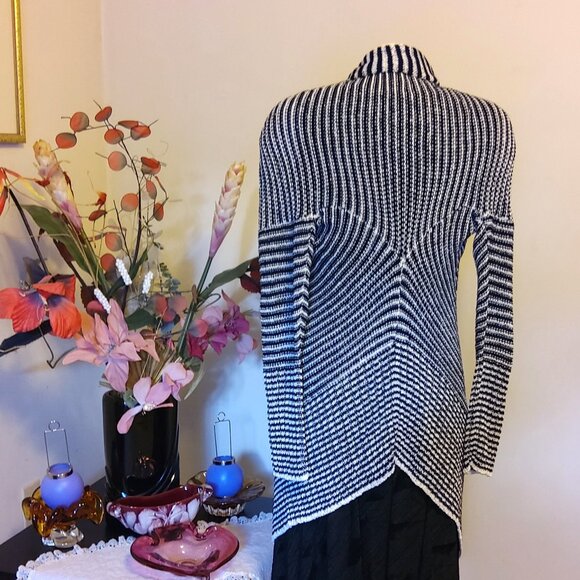 NWT LINEA DOMANI Women’s Black White Lightweight Long Sleeve Knit Cardigan - Picture 6 of 6